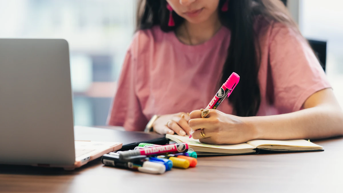 Studentessa che organizza appunti accanto al computer durante una sessione di studio